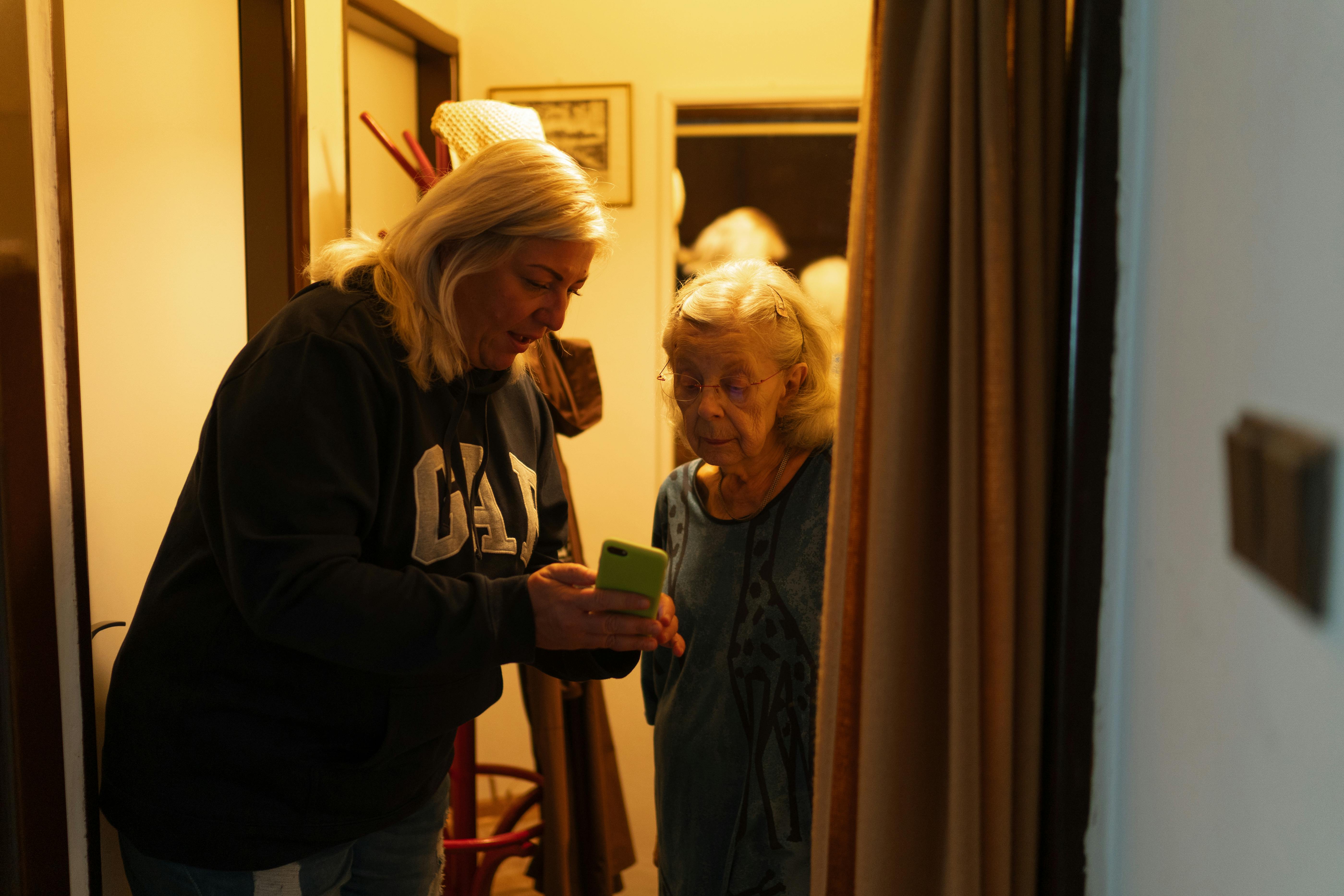 デイサービスで運動する高齢者